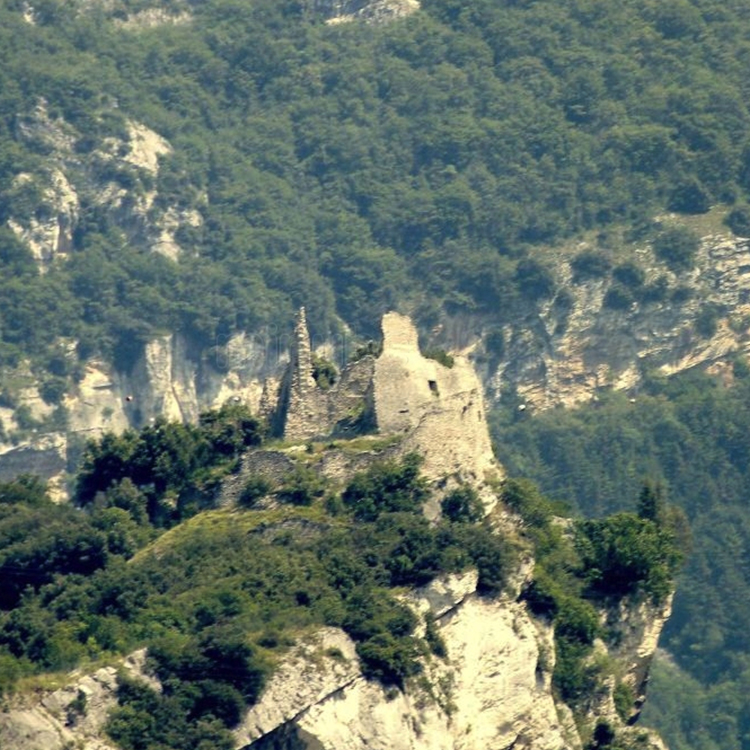Hotel Luise - Luoghi segreti - Partendo dal centro storico del paese di Nago, sopra Torbole, in una breve camminata si arriva ai ruderi dell'antico castel Penede