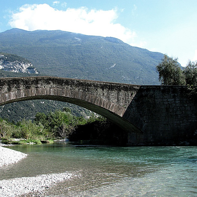 Hotel Luise - Luoghi segreti - Il Ponte Romano di Ceniga è un luogo che chi soggiorna nel Garda Trentino deve visitare.