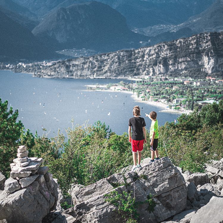Hotel Luise - Luoghi segreti - Sentiero Busatte-Tempesta: preparati ad un’emozione unica lungo un percorso costeggia un tratto di montagna a picco sul Lago di Garda e attraversa un bosco tipicamente mediterraneo